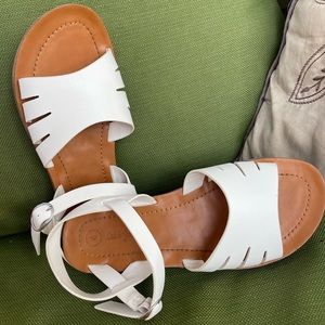 Cat & Jack Girls White strap Sandals Size 4